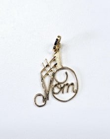 14K Yellow Gold MOM  Pendant Pendant weighs .52 Grams