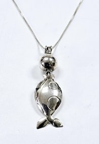 Sterling Silver Fish Necklace Signed Italy Necklace weighs 7.0 Grams Measures 20"