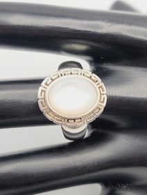 Sterling Silver Mother of Pearl Ring Ring Weighs 6.8 Grams  Size 9