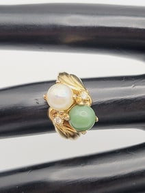 18K Gold Plated Jade and Faux Pearl Ring Ring Weighs 4.8 Grams  Size 5.75