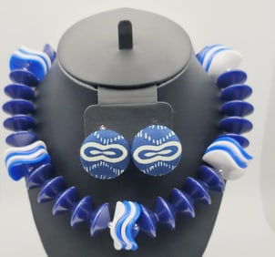Vintage Chunky Blue Bead Set Necklace Measures 19"  Silver Tone Metal