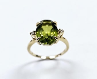 14K Yellow Gold Peridot & Diamond Accent Ring Ring weighs 4.6 Grams Size 8.5