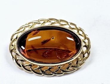 Vintage Oval Baltic Amber Gold Plated Brooch Brooch weighs 10.3 Grams
