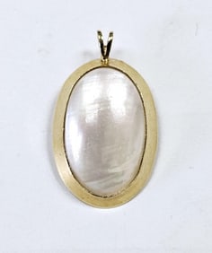 14K Yellow Gold Oval Mabe Pearl Pendant Pendant weighs 6.0 Grams