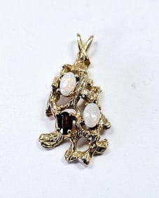 14K Yellow Gold Opal & Garnet Pendant Pendant weighs 3.1 Grams