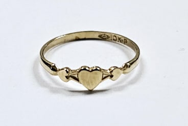 10K Plumb Gold Heart Baby Ring Ring weighs .38 Grams