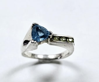 Pekarek Signed Sterling Blue Topaz & Peridot Ring Ring weighs 3.6 Grams Size 9