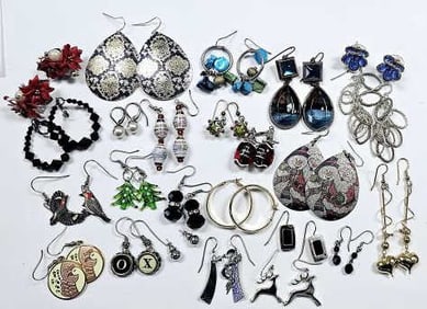 Large Lot of Costume Jewelry Earrings Large Lot of Costume Jewelry Earrings