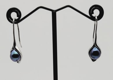 Sterling Silver Iridescent Pearl Earrings Earrings Weigh 3.9 Grams  Metal Not Stamped