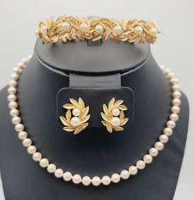 Vintage Avon Gold Tone Pearl Leaf Jewelry Set Necklace Measures 16.5"  Bracelet Measures 7.5"