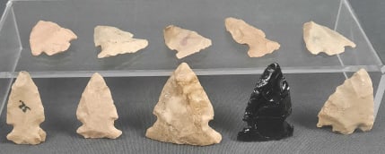 10 Vintage Assorted Arrowheads Please see images for details regarding the condition. (1 of 5)