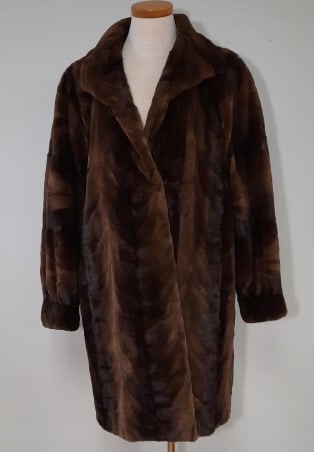 Vintage Brown Beaver Fur Coat No tag with maker or country of: No tag with maker or country of origin. Measurements lying flat are: Neck: 5 inches Bust: 20 1/2 inches Waist: 23 inches Length from shoulder to hem: 35 inches Sleeve length: 24 inches Please see imag