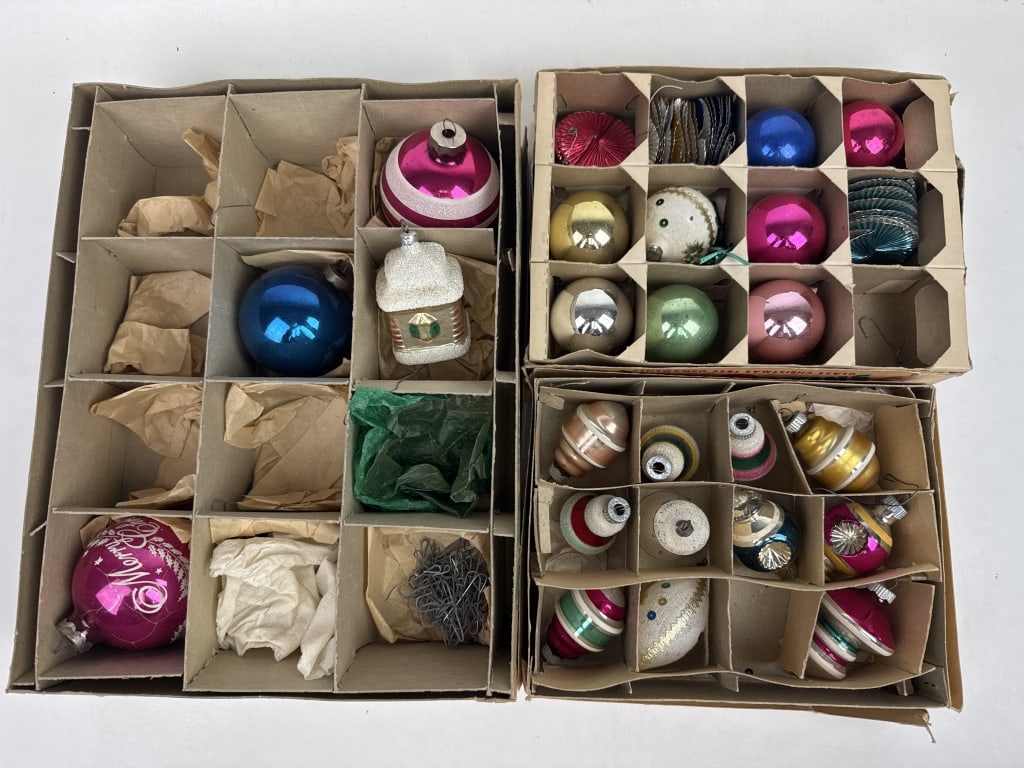 Vintage Shiny Brite Glass Christmas Tree Ornaments Some empty compartments in boxes. (1 of 7)