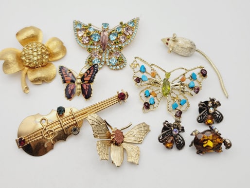 Various Gemstone Gold Tone Brooch Lot Various Gemstone Gold Tone Brooch Lot: Various Gemstone Gold Tone Brooch Lot