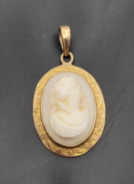 Vintage 10K Gold Carved Shell Cameo Pendant Pendant Weighs 1.2 Grams (1 of 5)