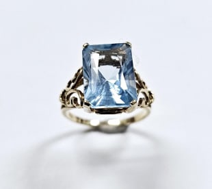 10K Yellow Gold Blue Topaz Ring Ring weighs 4.8 Grams Size 8.5 (1 of 8)