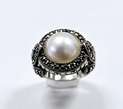 Sterling Silver Pearl & Marcasite Ring Ring weighs 11.4 Grams Size 9: Ring weighs 11.4 Grams Size 9