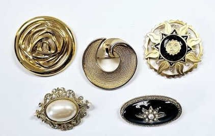 Lot of 5 Costume Jewelry Brooches Inc Monet Lot of 5 Costume Jewelry Brooches Inc Monet: Lot of 5 Costume Jewelry Brooches Inc Monet
