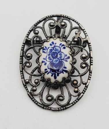 Vintage Silver Tone Porcelain Dutch Blue Brooch Vintage Silver Tone Porcelain Dutch Blue Brooch: Vintage Silver Tone Porcelain Dutch Blue Brooch
