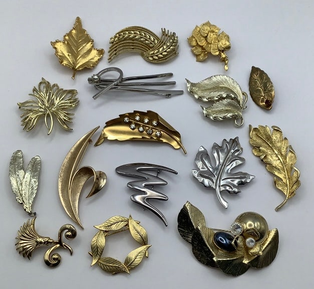 Large Lot Of Gold & Silver Tone Pins Brooches Large Lot Of Gold & Silver Tone Pins Brooches: Large Lot Of Gold & Silver Tone Pins Brooches