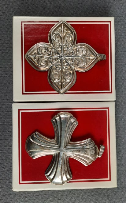 Reed & Barton Christmas Cross Sterling Silver Ornaments 1980 & 1984 1984 TGW 14.6 1980 TGW 14.5: Ornaments 1980 & 1984 1984 TGW 14.61980 TGW 14.5Some tarnishing. Please see images for details regarding the condition.
