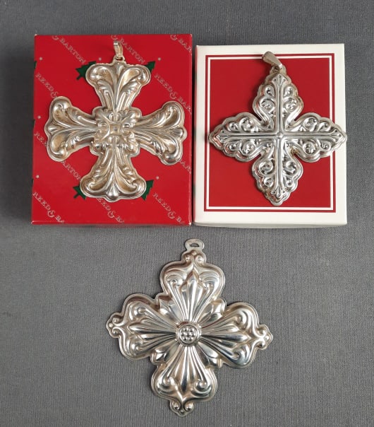 Reed & Barton Christmas Cross Sterling Silver Ornaments 1978 1994 & 2006 2006 TGW 24.3 1994 TGW: Ornaments 1978 1994 & 2006 2006 TGW 24.31994 TGW 15.91978 TGW 15.4Some tarnishing. Please see images for details regarding the condition.