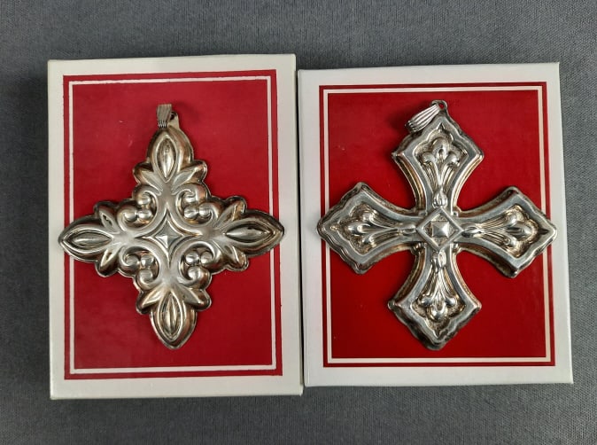 Reed & Barton Christmas Cross Sterling Silver Ornaments 1981 & 1987 1987 TGW 11.7 1981 TGW 14.3: Ornaments 1981 & 1987 1987 TGW 11.71981 TGW 14.3Some tarnishing. Please see images for details regarding the condition.