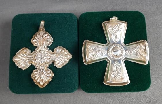Reed & Barton Christmas Cross Sterling Silver Ornaments 1995 & 2003 1995 TGW 13.1 2003 TGW 19.0 Some: Ornaments 1995 & 20031995 TGW 13.12003 TGW 19.0Some tarnishing. Please see images for details regarding the condition.