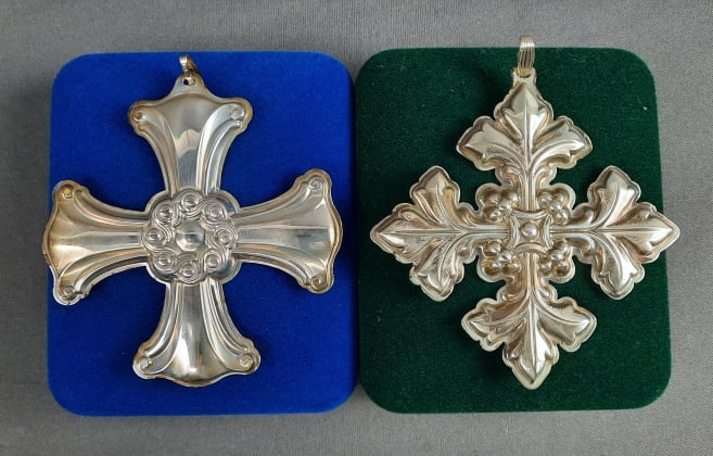 Reed & Barton Christmas Cross Sterling Silver Ornaments 1997 & 2001 2001 TGW 17.2 1997 TGW 16.8 Some: Ornaments 1997 & 20012001 TGW 17.21997 TGW 16.8Some tarnishing. Please see images for details regarding the condition.