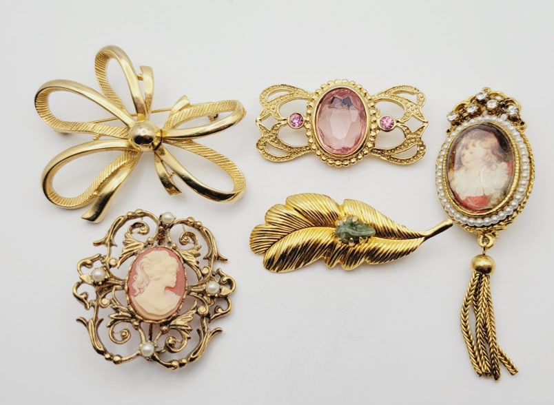 Assorted Gold Tone Brooches Assorted Gold Tone Brooches: Assorted Gold Tone Brooches