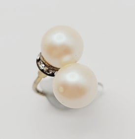 Vintage Large Pearl and Rhinestone Ring Size 5.5  Gold Tone Metal