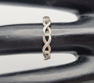 Vintage Tiffany Sterling Silver Infinity Ring Ring Weighs 1.5 Grams  Size 6 (1 of 7)