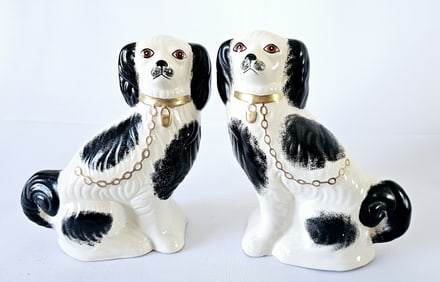 Vintage Pair of Staffordshire Spaniel Dog Figurine Good condition. No chips or cracks noted.