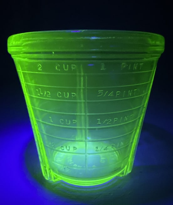 Uranium Glass Vidrio Products Measuring Cup 2 cup/1 Pint. 4.5 inches tall. No chips or cracks. (1 of 5)