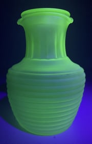 Frigidaire Iced Tea Server Uranium Glass Beehive With lid. No cracks or chips. 7.5 inches tall.