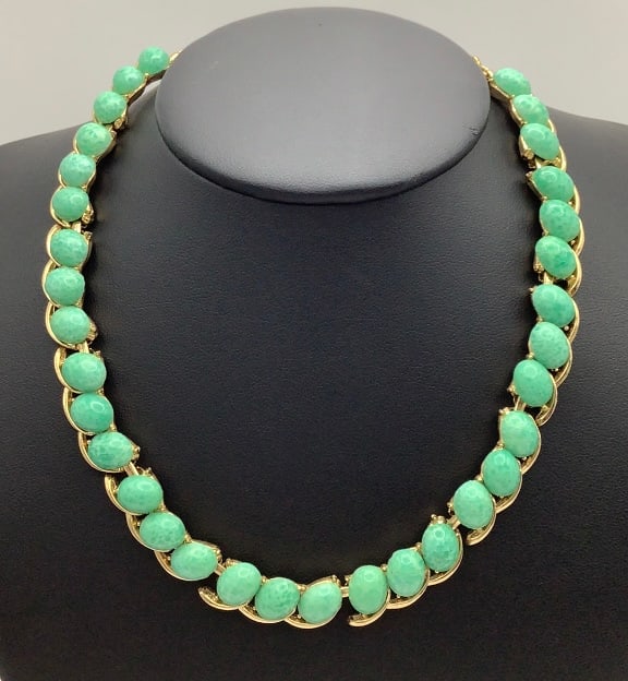 Trifari Green Mottled Cabochon Gold Tone Necklace Necklace is 15" total length.: Necklace is 15" total length.