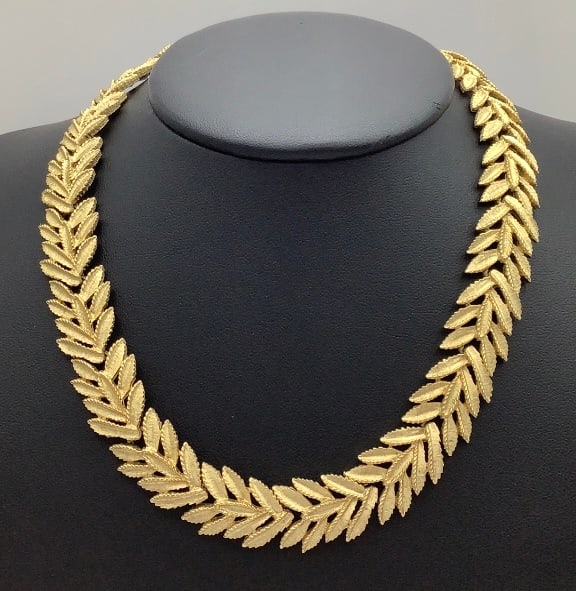 Vintage Gold Tone Crown Trifari Leaf Necklace Necklace is 14" total length.: Necklace is 14" total length.
