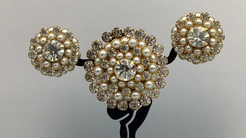 Judy Lee Crystals & Pearls Brooch & Clip Earrings Brooch & Clip Earrings are gold tone.