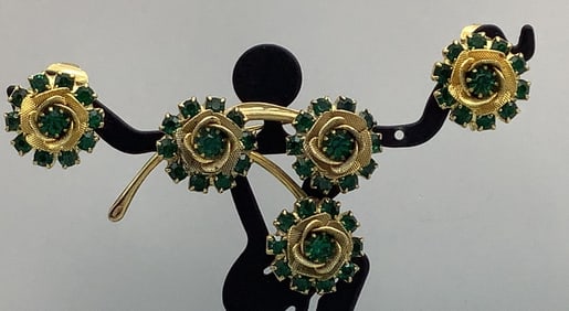 Judy Lee Green Rhinestone  Brooch & Earrings Clip Earrings Metal is gold tone.