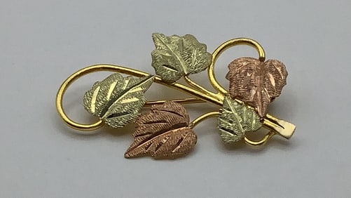 10K Black Hills Tri-Color Gold Leaf Brooch Pin Brooch weighs 3.2 TGW