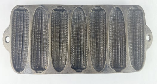 Wagner Ware Krusty Korn Kobs Cornbread Pan #1319. No rust. 13 inches long between