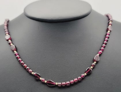 14K Gold Filled Garnet Beaded Necklace Necklace Measures 18"  Necklace Weighs 17.6 Grams (1 of 6)