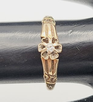 Antique 14K Gold Diamond Ring Ring Weighs 1.4 Grams  Size 5.5 (1 of 7)