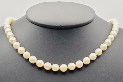 14K Gold Clasp and Aventurine Pearl Necklace Necklace Measures 16"  Necklace weighs 27.7 Grams