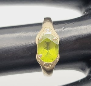 10K Gold Peridot and Diamond Ring Ring Weighs 1.6 Grams