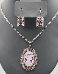Silver Tone Purple Cameo Rhinestone Set Necklace measures 21"