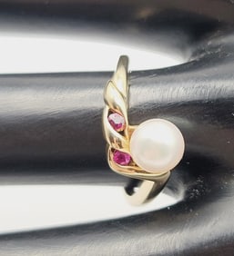 14K Yellow Gold Pearl and Ruby Ring Ring Weighs 2.8 Grams  Size 7