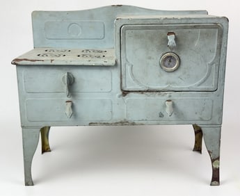 Vintage Kingston Little Lady Electric Toy Stove 12.5 inches wide by 5.5 inches deep by 11 inches
