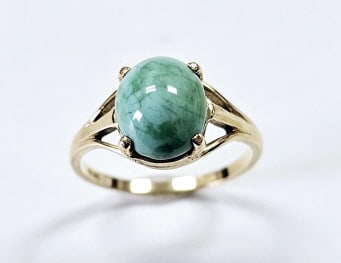 14K Yellow Gold Jade Ring Ring weighs 2.3 Grams Size 6.5