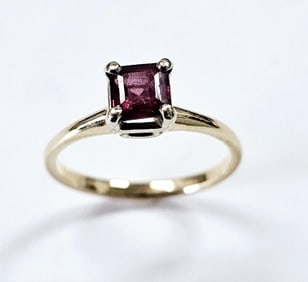 14K Yellow Gold Garnet Ring Ring weighs 2.3 Grams Size 7.5